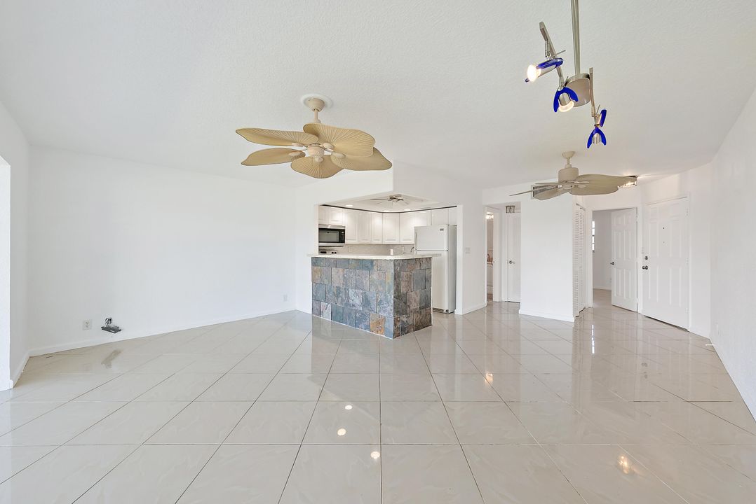 合同活跃: $199,000 (1 贝兹, 1 浴室, 677 平方英尺)