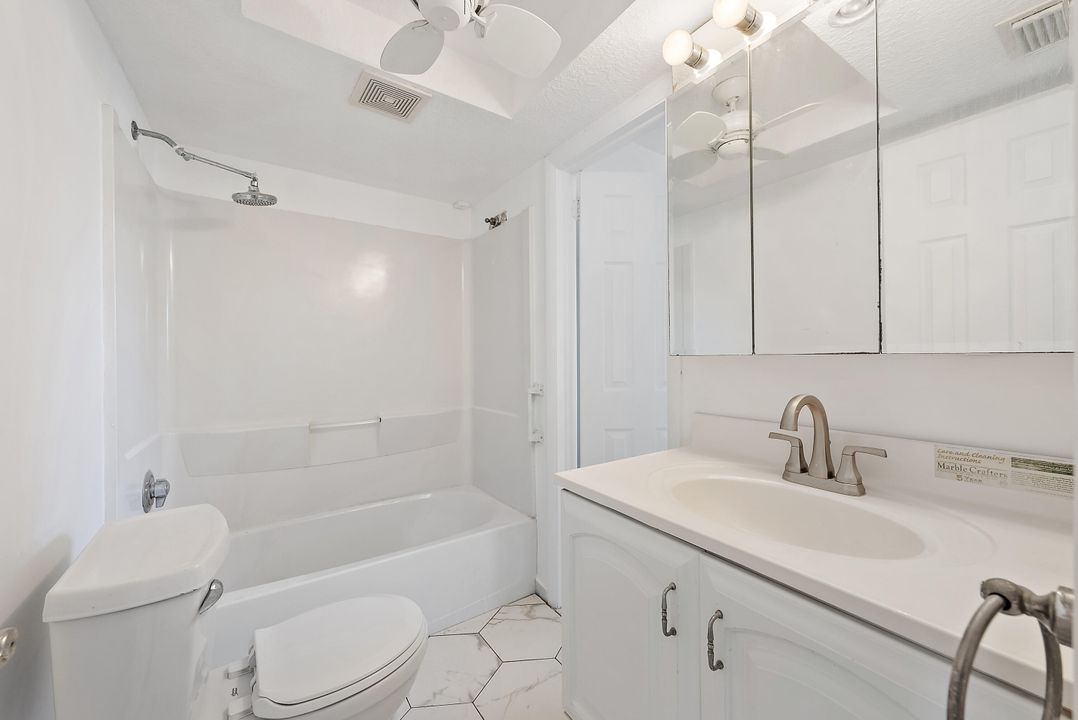 合同活跃: $199,000 (1 贝兹, 1 浴室, 677 平方英尺)