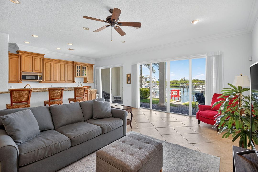 Activo con contrato: $8,500 (3 camas, 2 baños, 3008 Pies cuadrados)