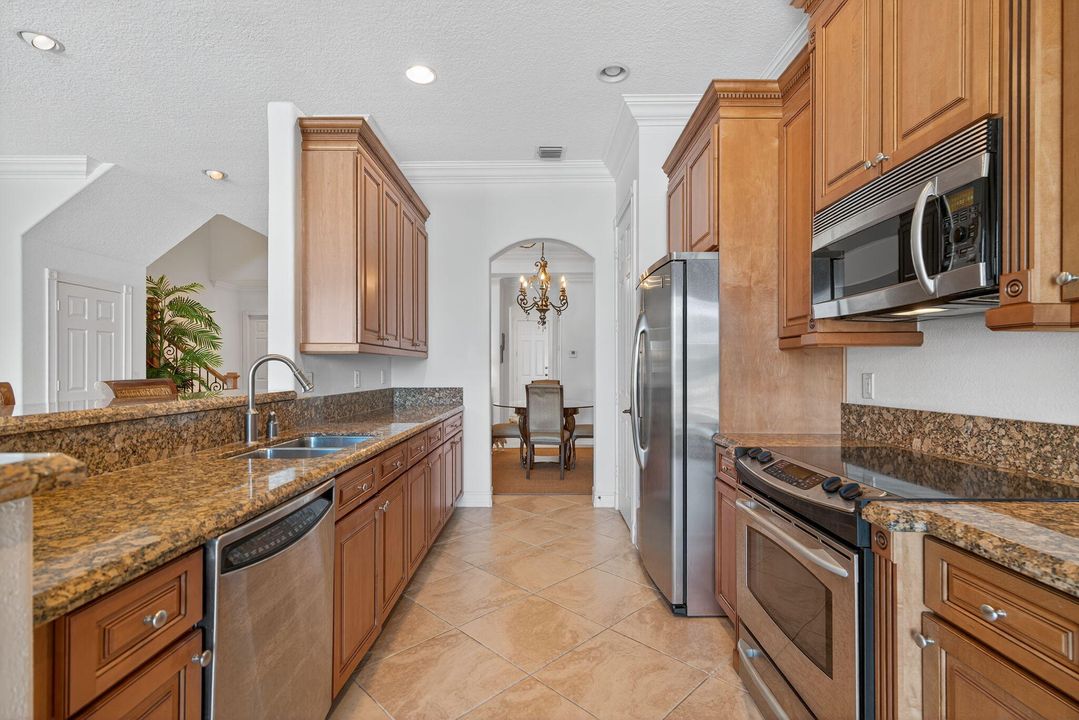 Activo con contrato: $8,500 (3 camas, 2 baños, 3008 Pies cuadrados)