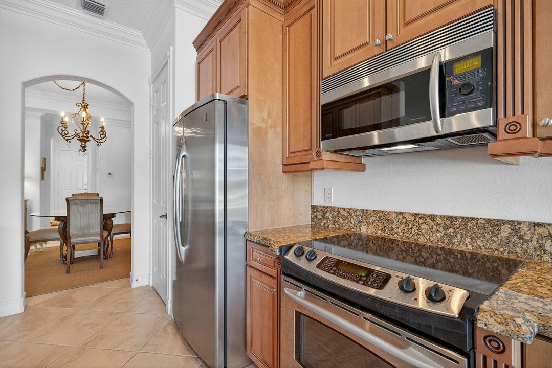 Activo con contrato: $8,500 (3 camas, 2 baños, 3008 Pies cuadrados)