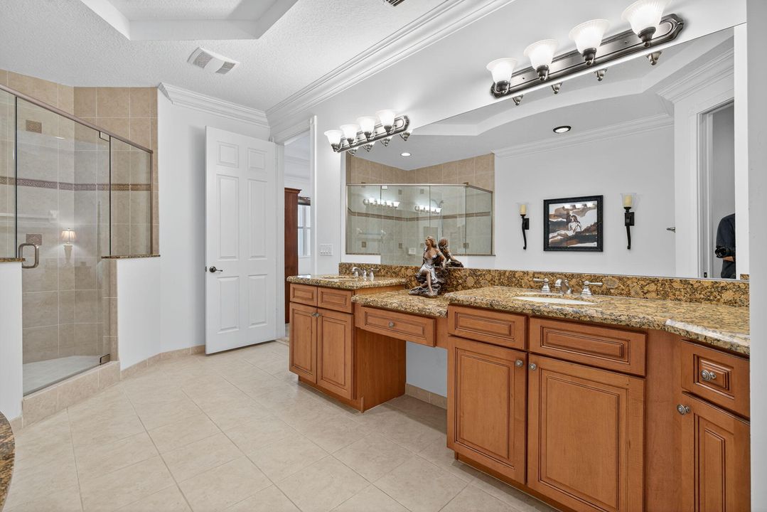 Activo con contrato: $8,500 (3 camas, 2 baños, 3008 Pies cuadrados)