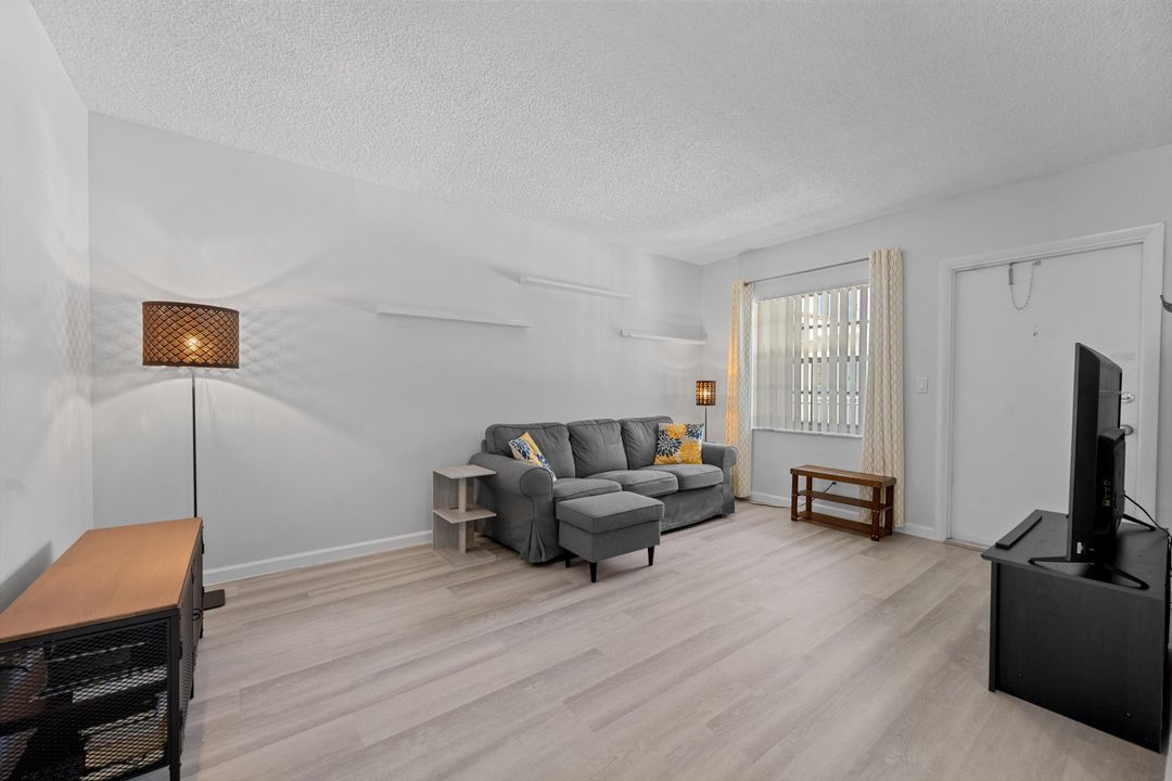 На продажу: $185,000 (1 спален, 1 ванн, 535 Квадратных фут)