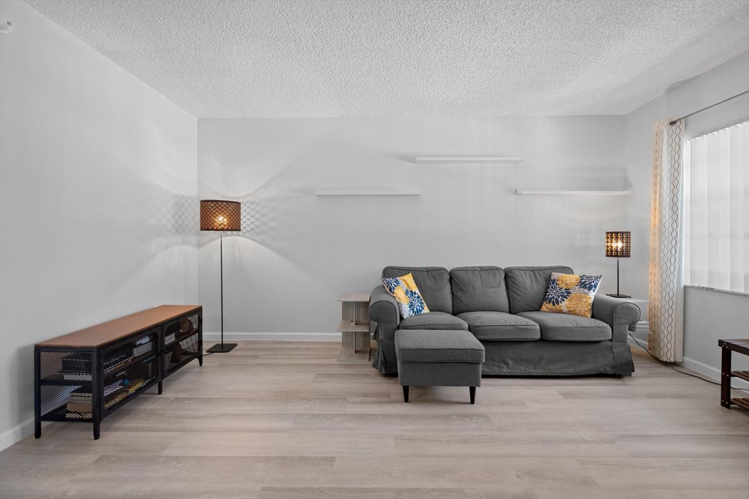 На продажу: $185,000 (1 спален, 1 ванн, 535 Квадратных фут)