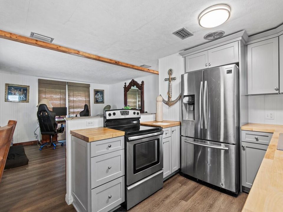 For Sale: $80,000 (2 beds, 2 baths, 984 Square Feet)