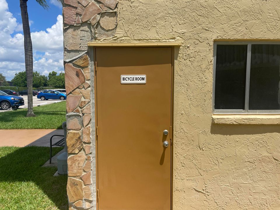 Active With Contract: $145,900 (2 beds, 1 baths, 825 Square Feet)