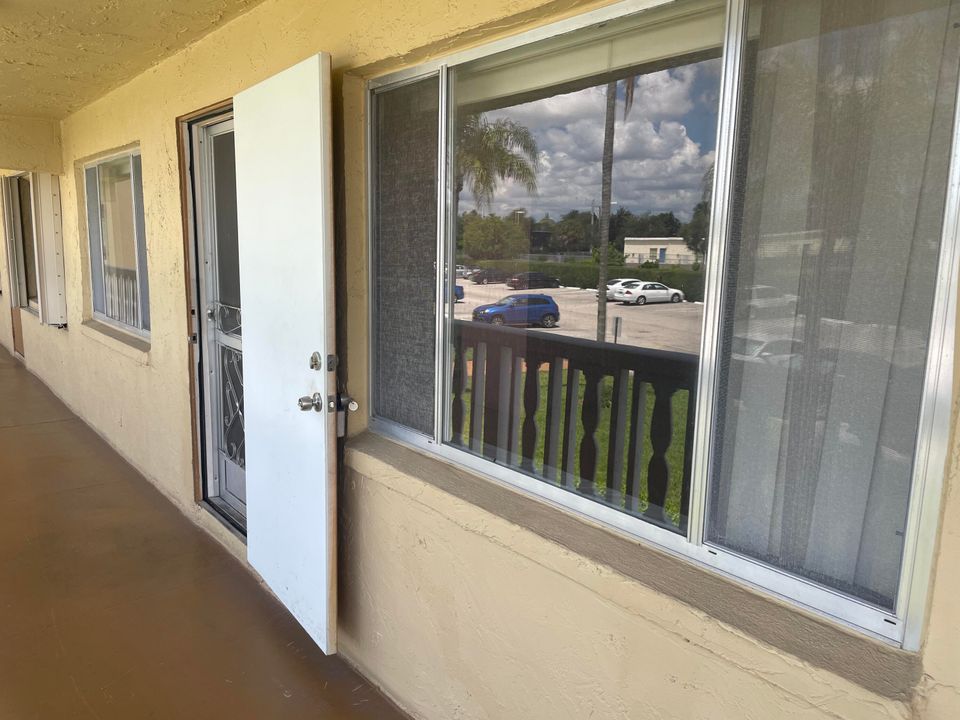 Active With Contract: $145,900 (2 beds, 1 baths, 825 Square Feet)