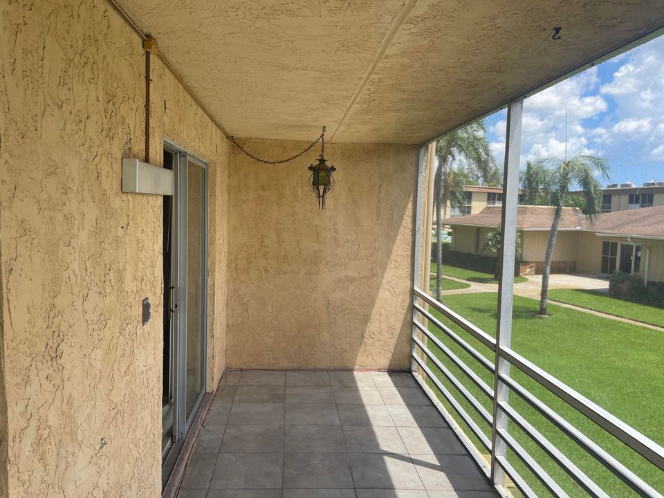 Active With Contract: $145,900 (2 beds, 1 baths, 825 Square Feet)