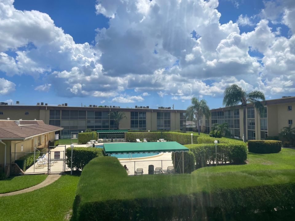 Active With Contract: $145,900 (2 beds, 1 baths, 825 Square Feet)