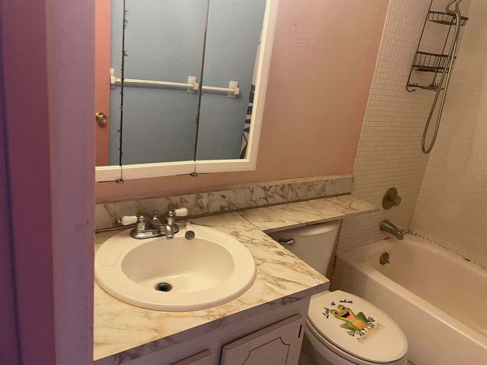 Active With Contract: $145,900 (2 beds, 1 baths, 825 Square Feet)