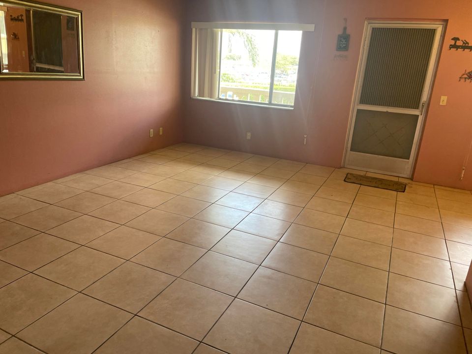 Active With Contract: $145,900 (2 beds, 1 baths, 825 Square Feet)