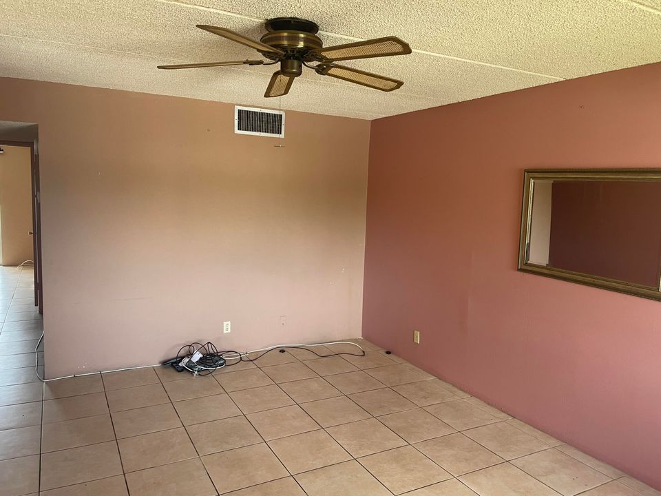 Active With Contract: $145,900 (2 beds, 1 baths, 825 Square Feet)