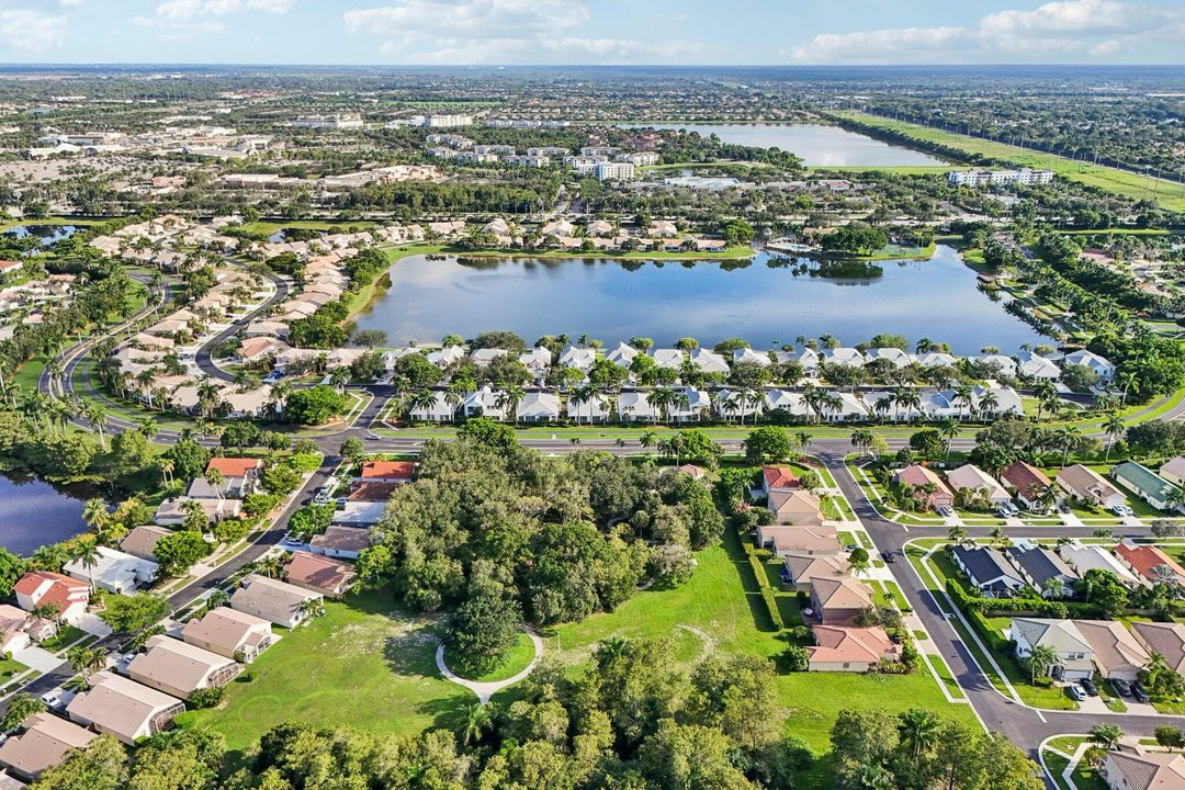 合同活跃: $365,000 (2 贝兹, 2 浴室, 1244 平方英尺)