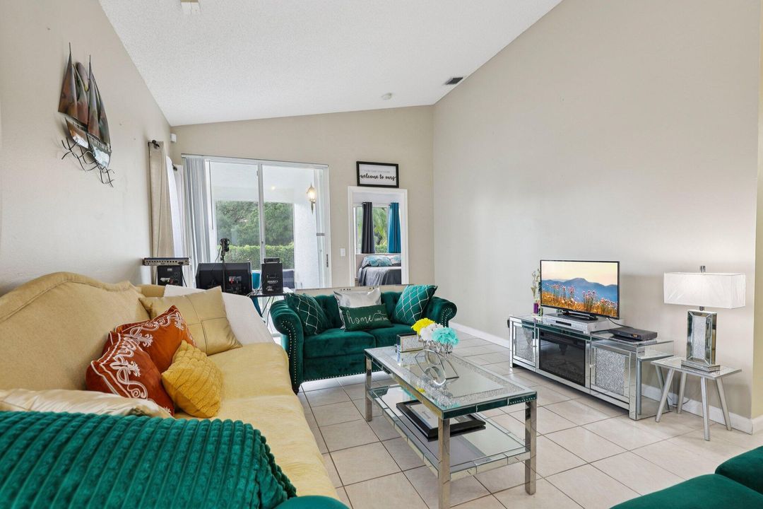 合同活跃: $365,000 (2 贝兹, 2 浴室, 1244 平方英尺)