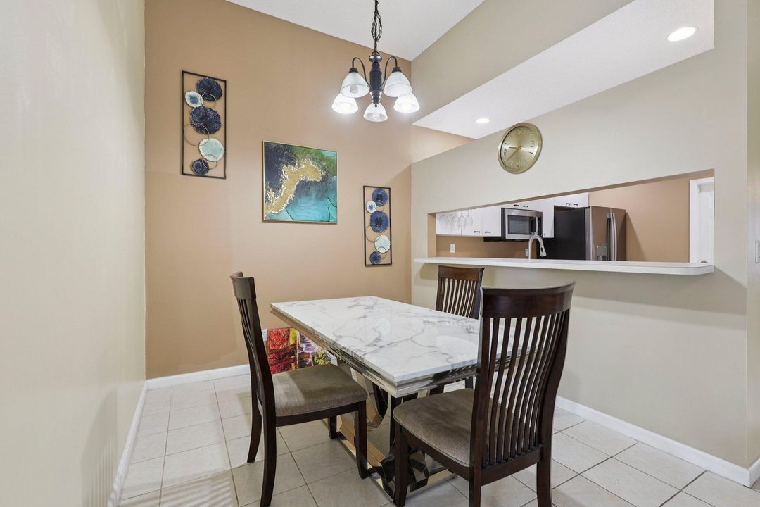 合同活跃: $365,000 (2 贝兹, 2 浴室, 1244 平方英尺)