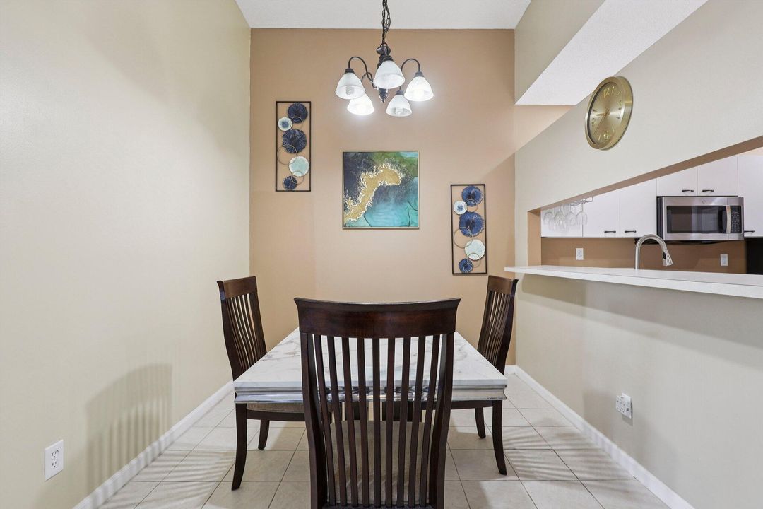 合同活跃: $365,000 (2 贝兹, 2 浴室, 1244 平方英尺)