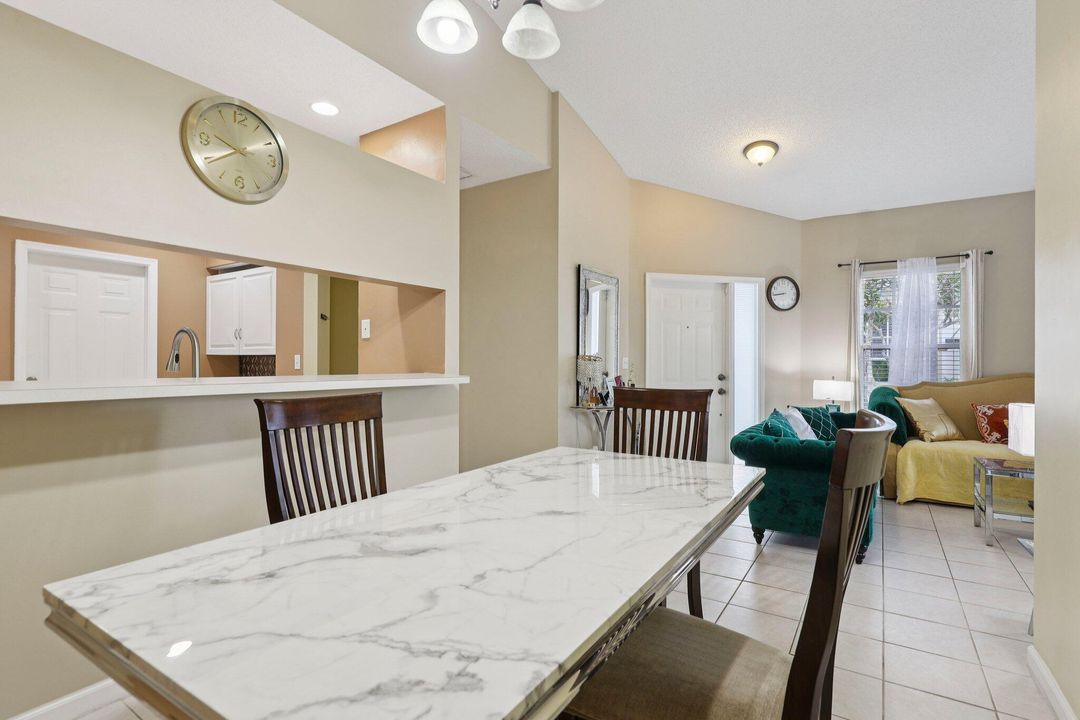 合同活跃: $365,000 (2 贝兹, 2 浴室, 1244 平方英尺)