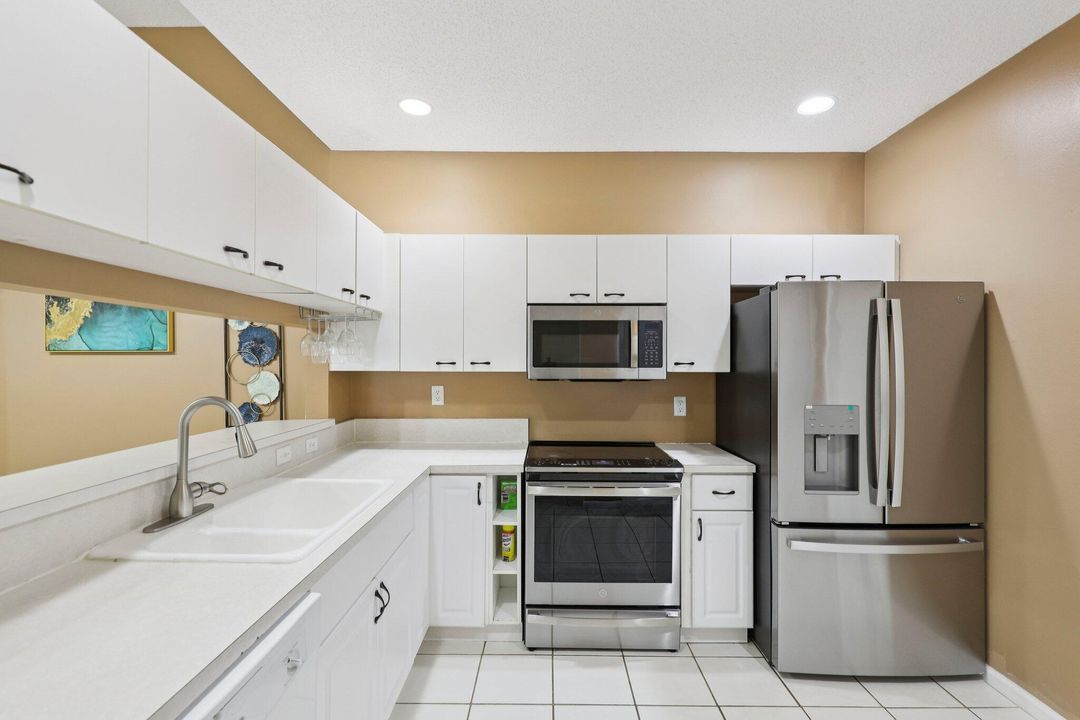 合同活跃: $365,000 (2 贝兹, 2 浴室, 1244 平方英尺)