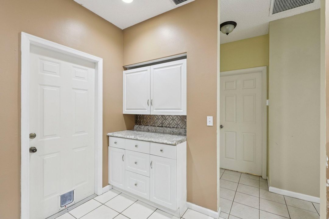 合同活跃: $365,000 (2 贝兹, 2 浴室, 1244 平方英尺)