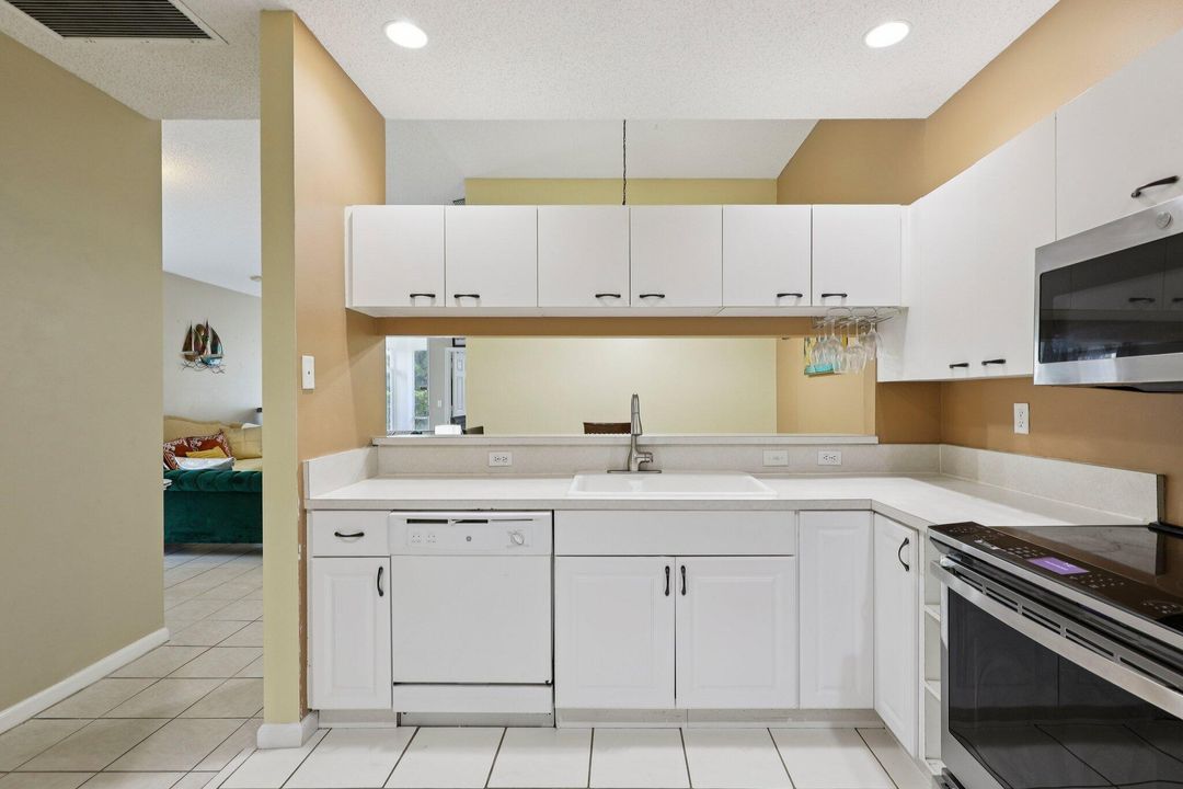 合同活跃: $365,000 (2 贝兹, 2 浴室, 1244 平方英尺)