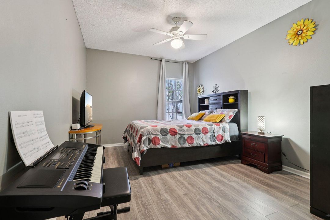 合同活跃: $365,000 (2 贝兹, 2 浴室, 1244 平方英尺)