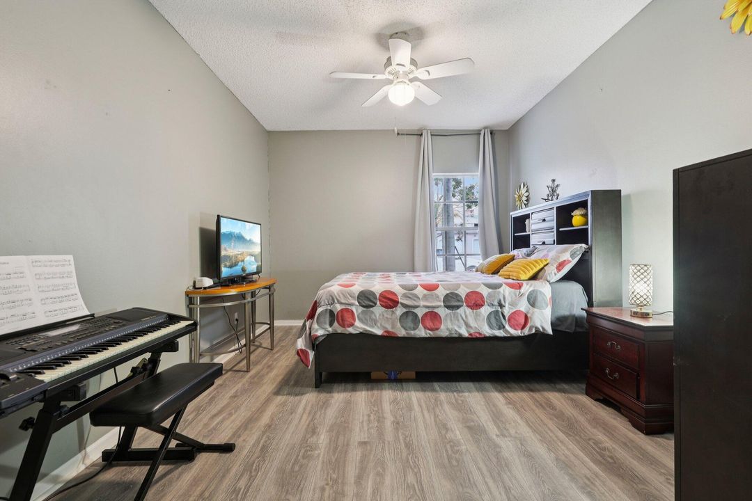 合同活跃: $365,000 (2 贝兹, 2 浴室, 1244 平方英尺)