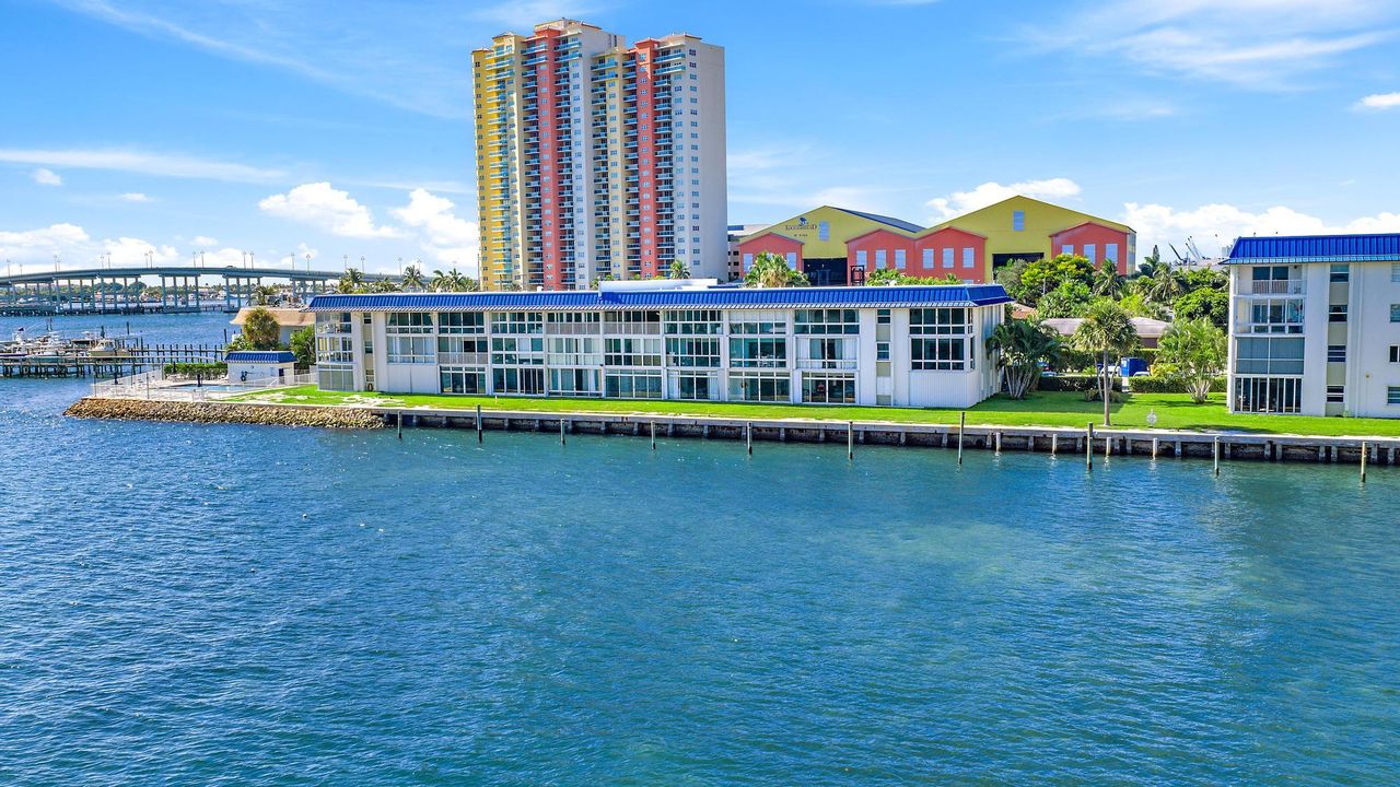 合同活跃: $199,000 (1 贝兹, 1 浴室, 677 平方英尺)