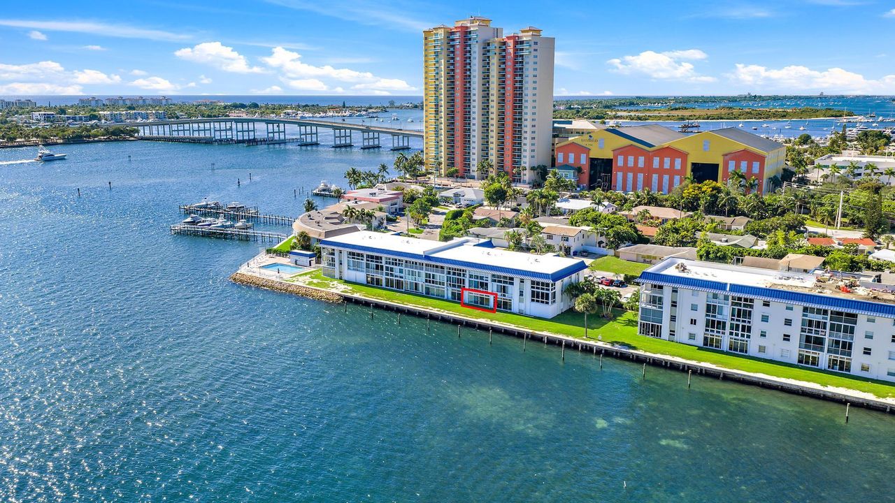 合同活跃: $199,000 (1 贝兹, 1 浴室, 677 平方英尺)