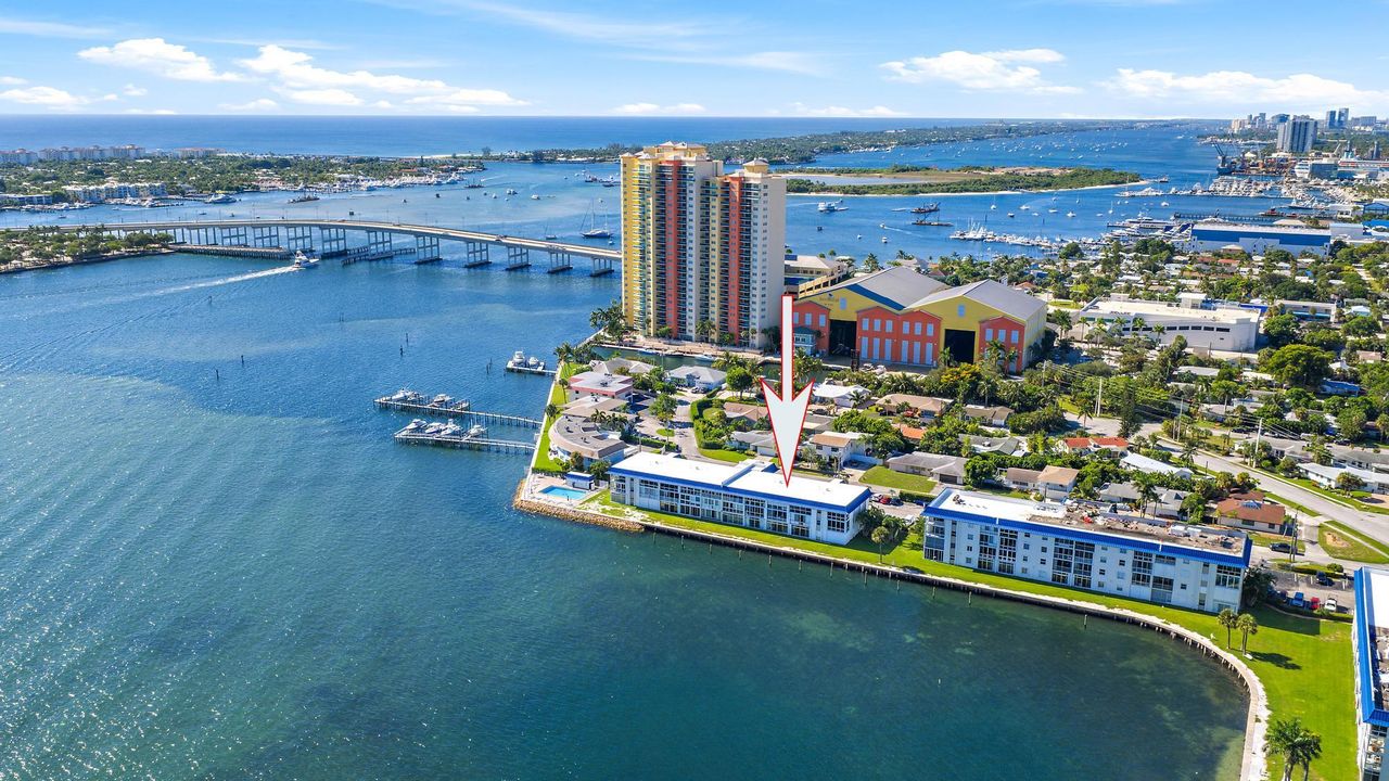 合同活跃: $199,000 (1 贝兹, 1 浴室, 677 平方英尺)