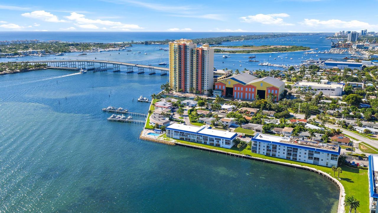 合同活跃: $199,000 (1 贝兹, 1 浴室, 677 平方英尺)