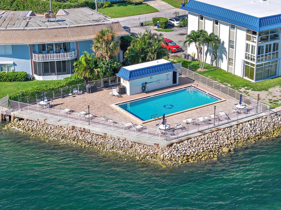 合同活跃: $199,000 (1 贝兹, 1 浴室, 677 平方英尺)