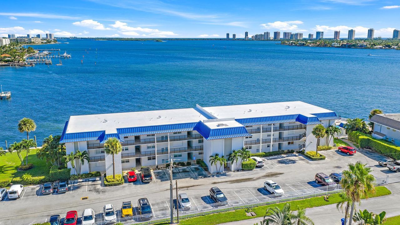 合同活跃: $199,000 (1 贝兹, 1 浴室, 677 平方英尺)