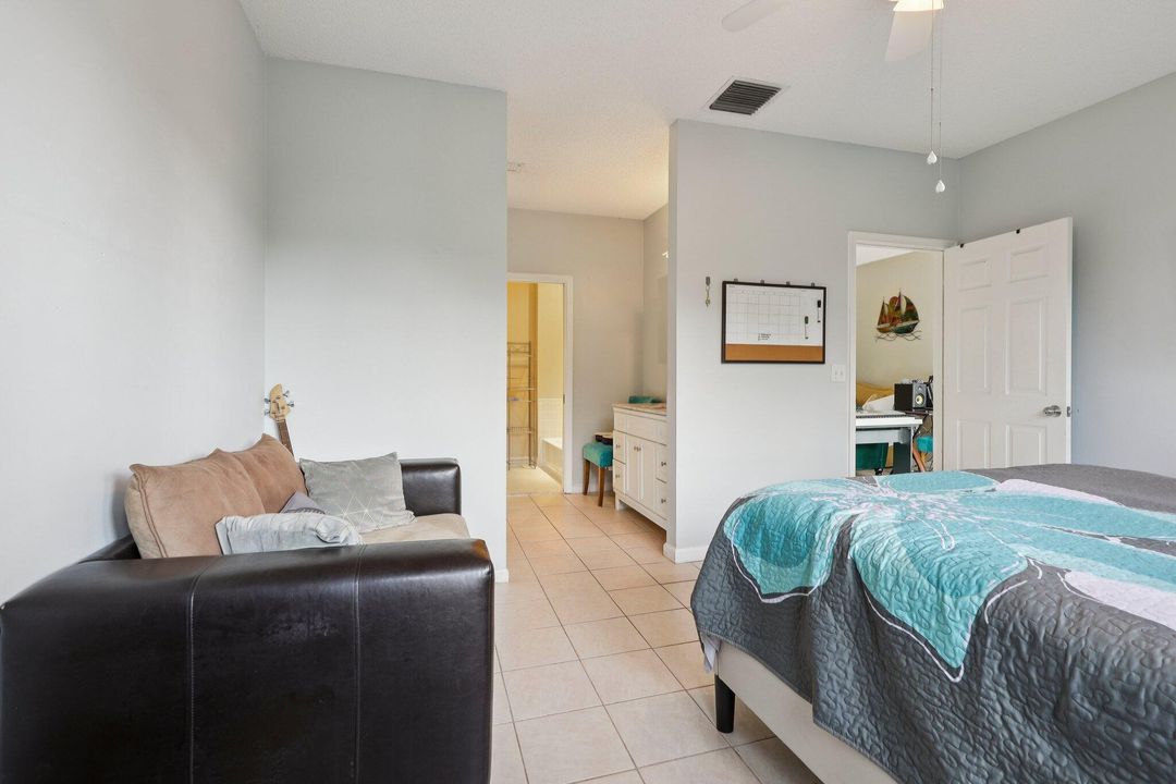 合同活跃: $365,000 (2 贝兹, 2 浴室, 1244 平方英尺)