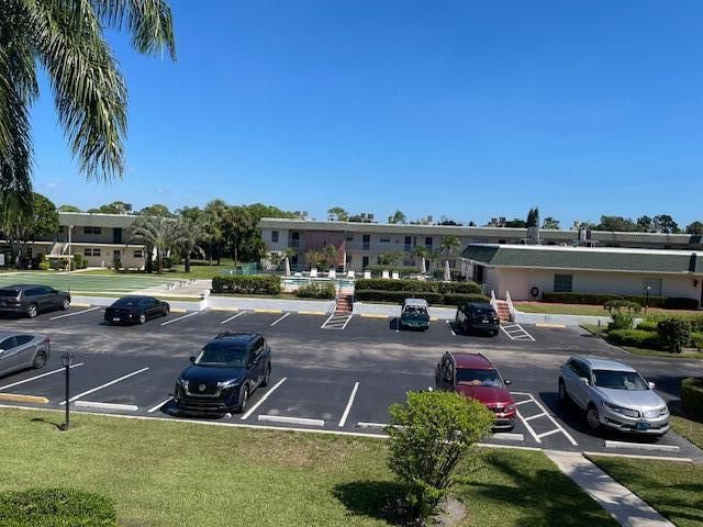 Active With Contract: $139,900 (2 beds, 2 baths, 1032 Square Feet)