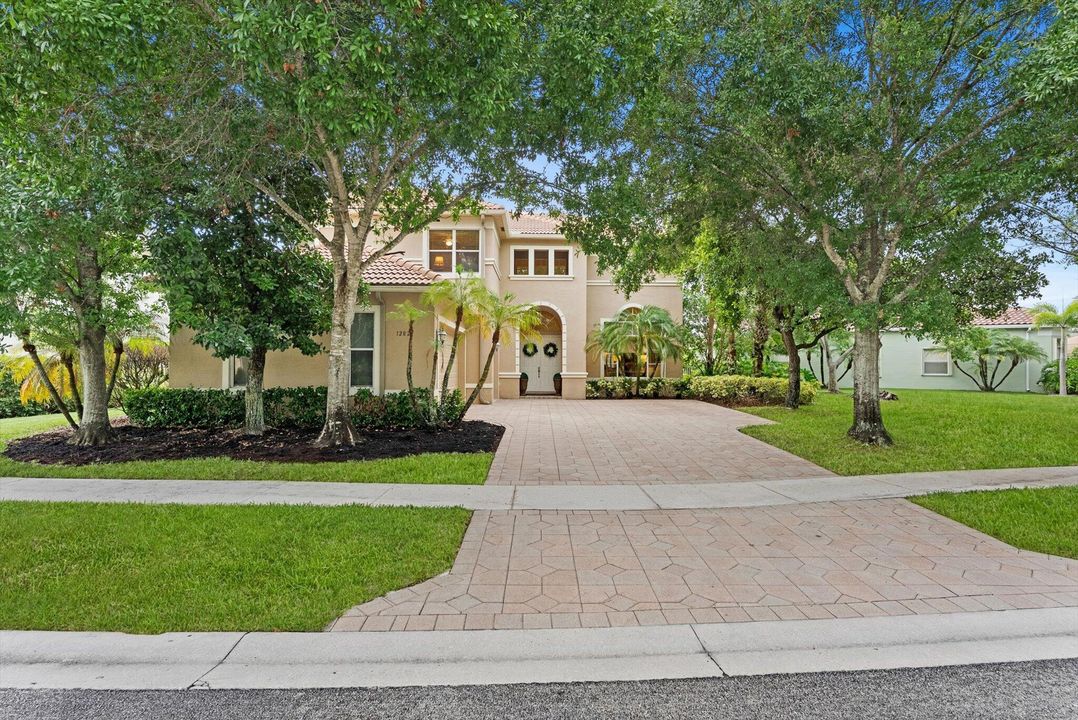 合同活跃: $744,900 (4 贝兹, 3 浴室, 3142 平方英尺)