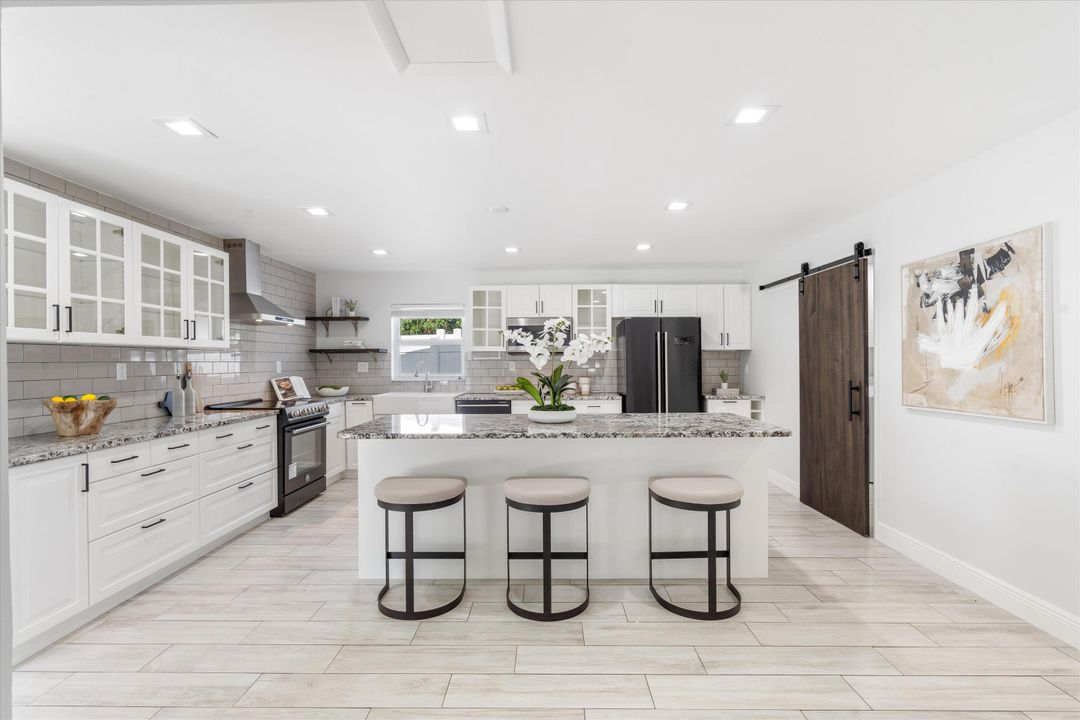 合同活跃: $975,000 (3 贝兹, 2 浴室, 1908 平方英尺)