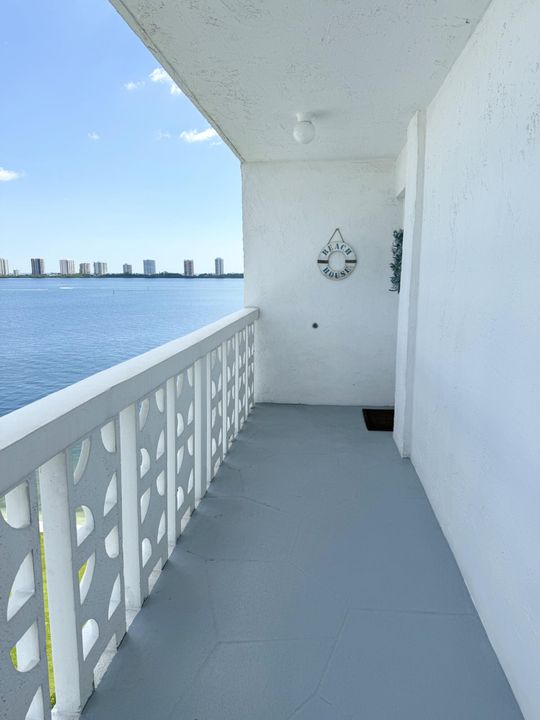 Active With Contract: $289,900 (2 beds, 2 baths, 1363 Square Feet)