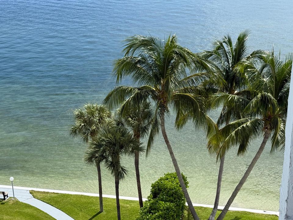 Active With Contract: $289,900 (2 beds, 2 baths, 1363 Square Feet)