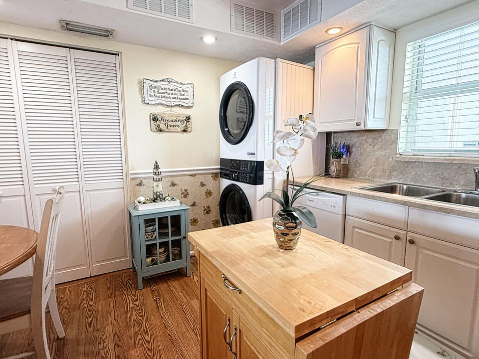 Active With Contract: $289,900 (2 beds, 2 baths, 1363 Square Feet)