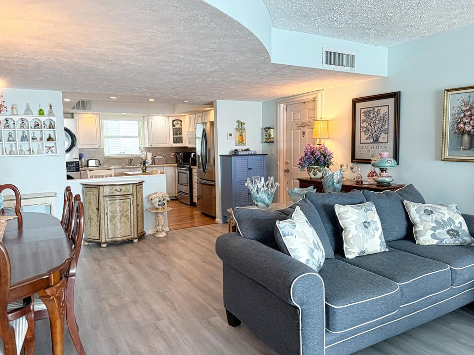 Active With Contract: $289,900 (2 beds, 2 baths, 1363 Square Feet)