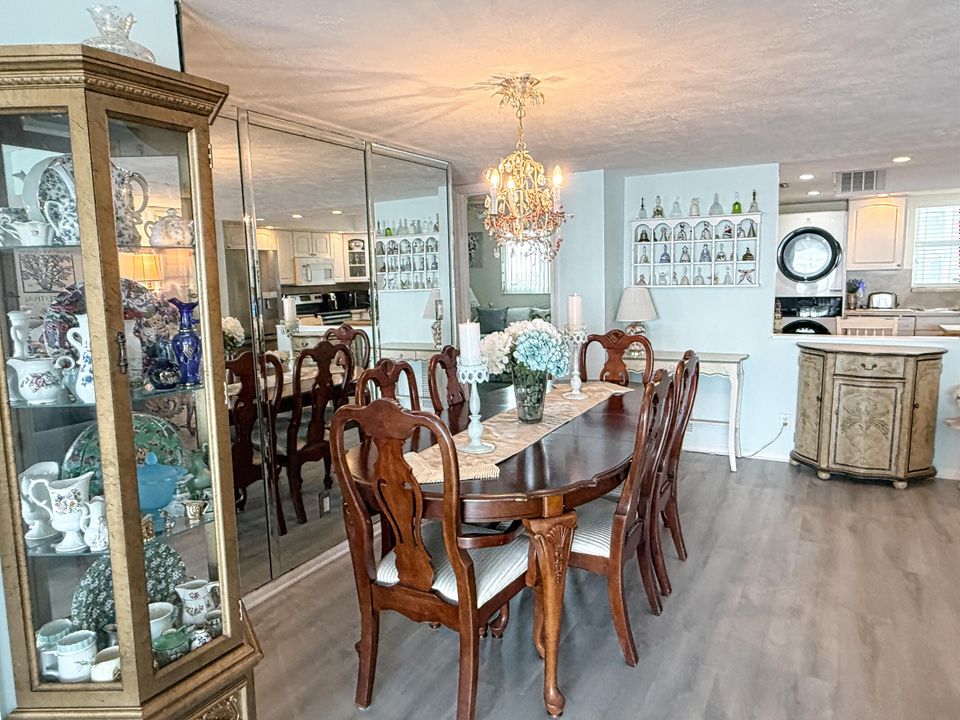 Active With Contract: $289,900 (2 beds, 2 baths, 1363 Square Feet)