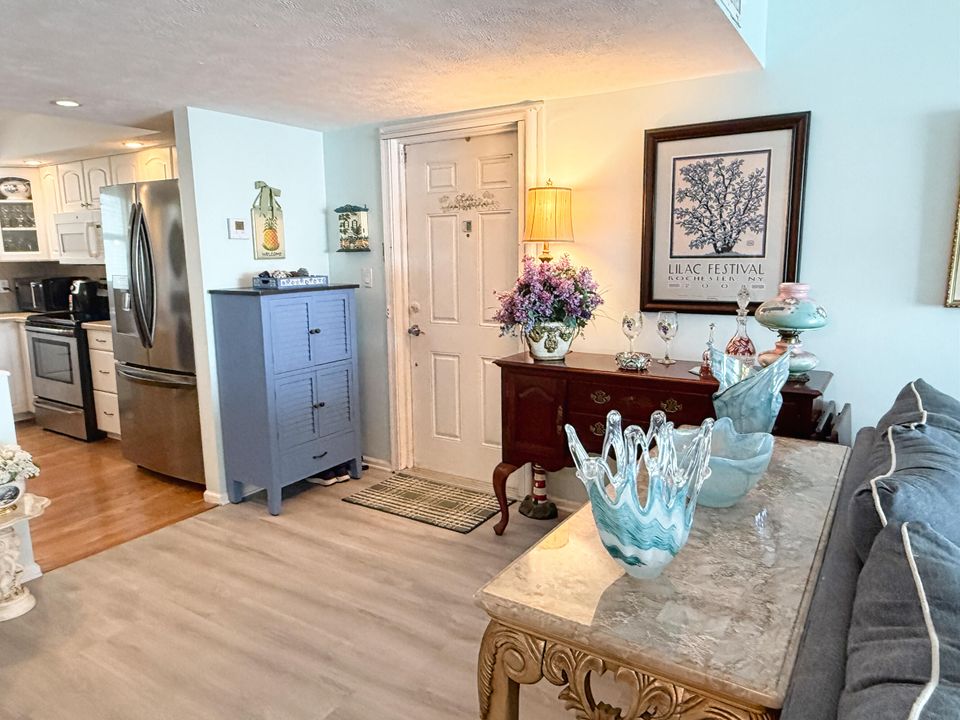 Active With Contract: $289,900 (2 beds, 2 baths, 1363 Square Feet)