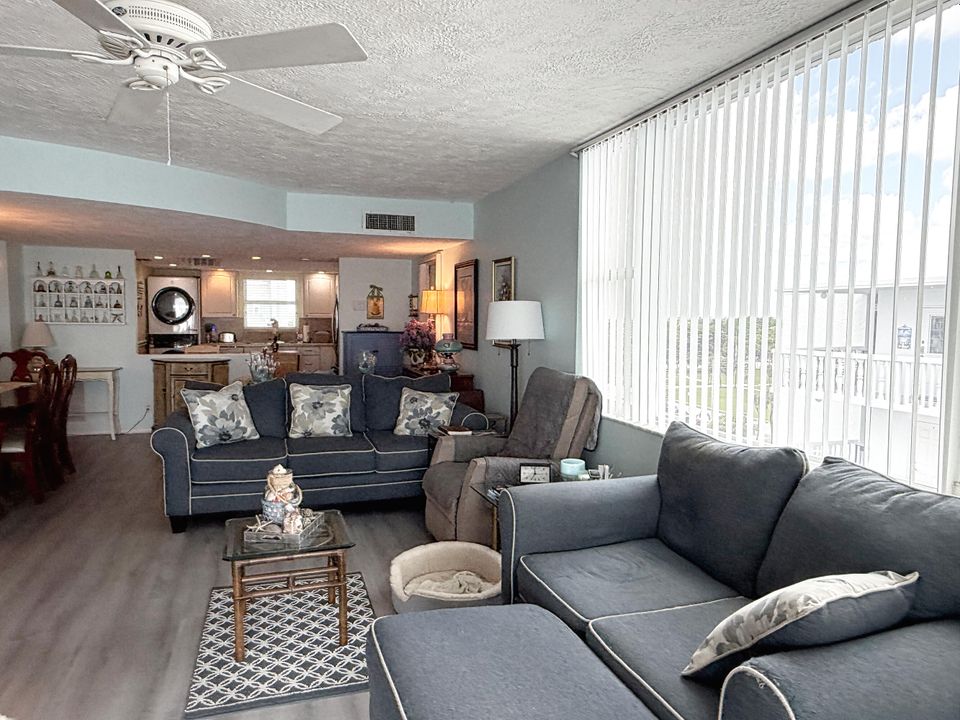 Active With Contract: $289,900 (2 beds, 2 baths, 1363 Square Feet)