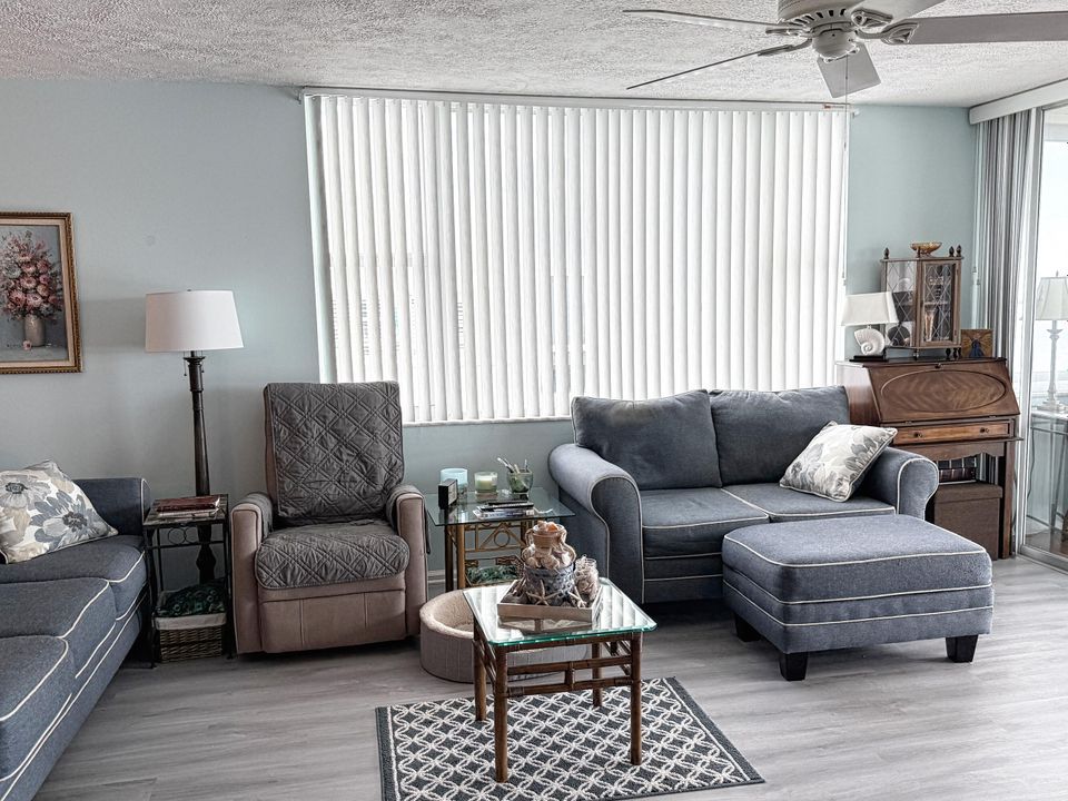 Active With Contract: $289,900 (2 beds, 2 baths, 1363 Square Feet)