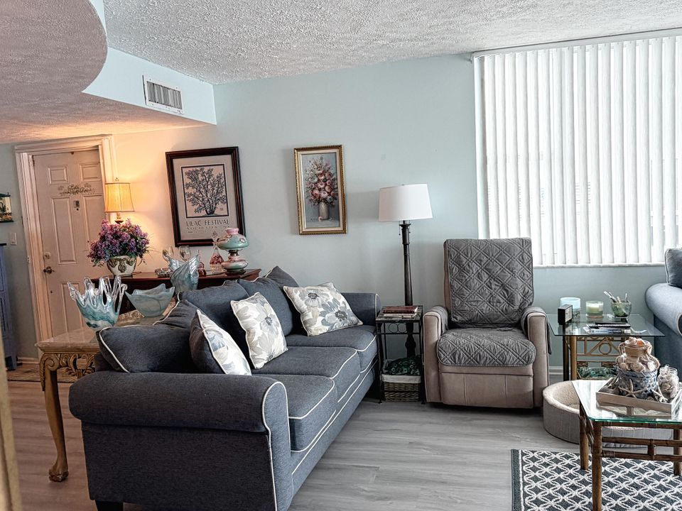 Active With Contract: $289,900 (2 beds, 2 baths, 1363 Square Feet)