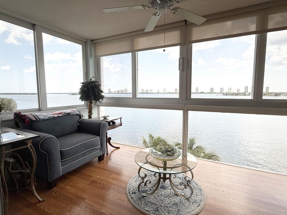 Active With Contract: $289,900 (2 beds, 2 baths, 1363 Square Feet)