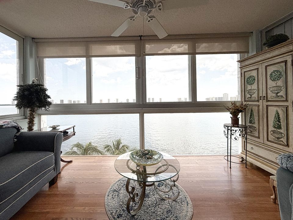 Active With Contract: $289,900 (2 beds, 2 baths, 1363 Square Feet)