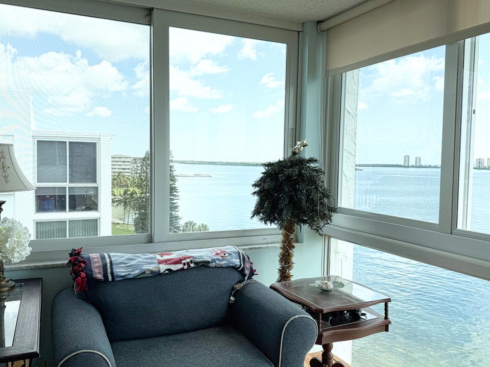 Active With Contract: $289,900 (2 beds, 2 baths, 1363 Square Feet)