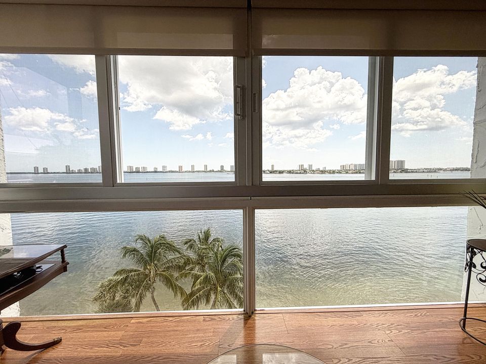 Active With Contract: $289,900 (2 beds, 2 baths, 1363 Square Feet)