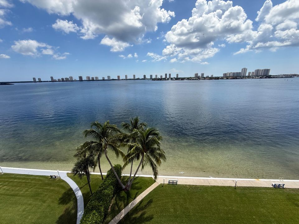 Active With Contract: $289,900 (2 beds, 2 baths, 1363 Square Feet)